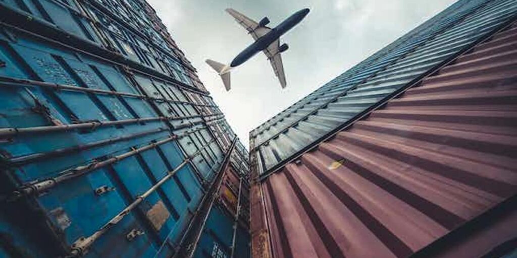 México enfrenta riesgos significativos por revisión del T-MEC, advierte Oxford Economics