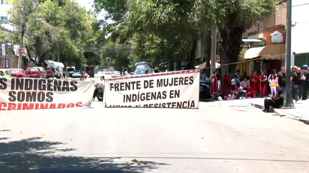 Mujeres Triquis Detienen a Doctor Lavista en CDMX