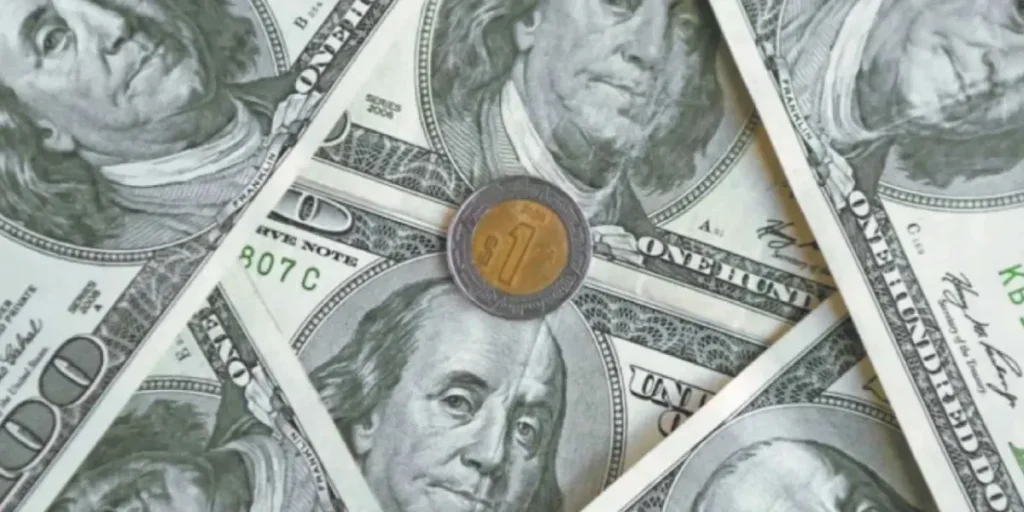 Peso mexicano se deprecia ligeramente ante avance del dólar y expectativas monetarias