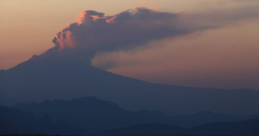 Popocatépetl lanza 45 exhalaciones y ceniza podría llegar a la CDMX