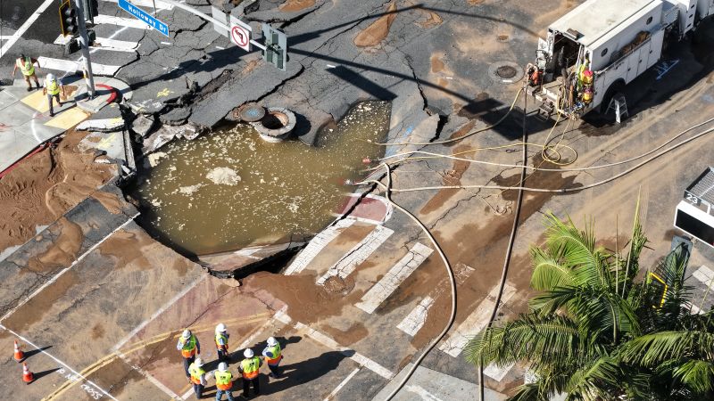 Socavón gigante emerge en West Hollywood por ruptura de tubería de agua