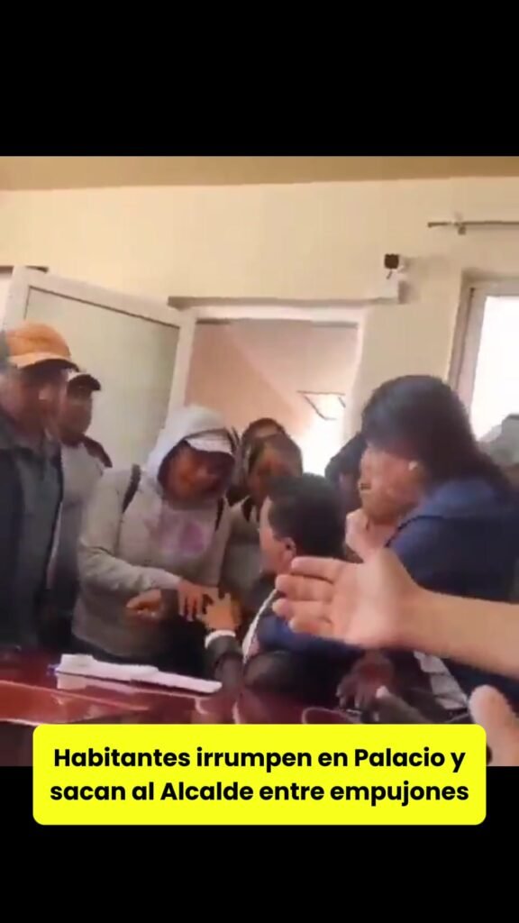 @elhilomx Habitantes irrumpen en Palacio Municipal de San Salvador, Hidalgo. Pob…