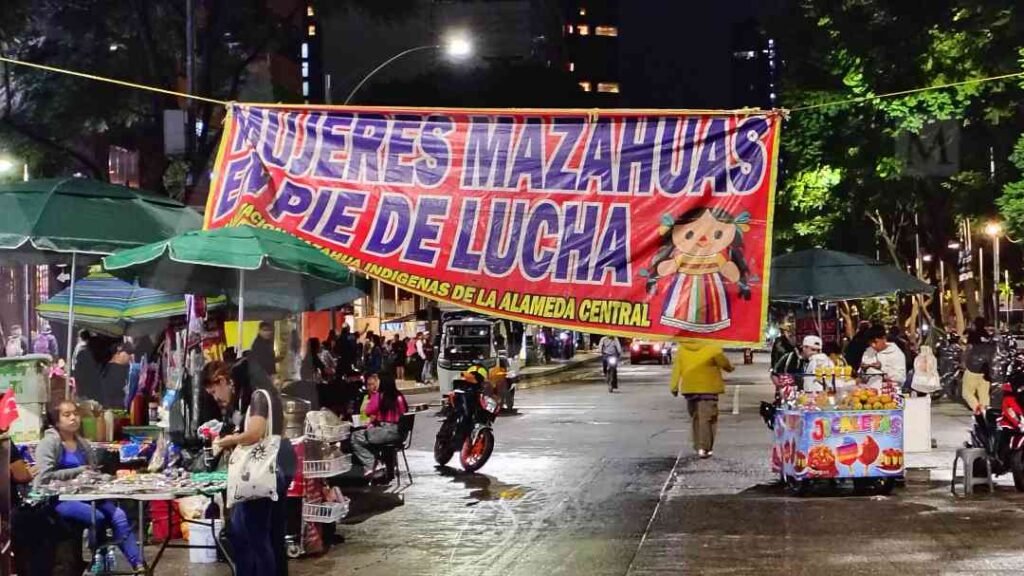 Comerciantes de la Alameda Central protestan tras operativo en CDMX