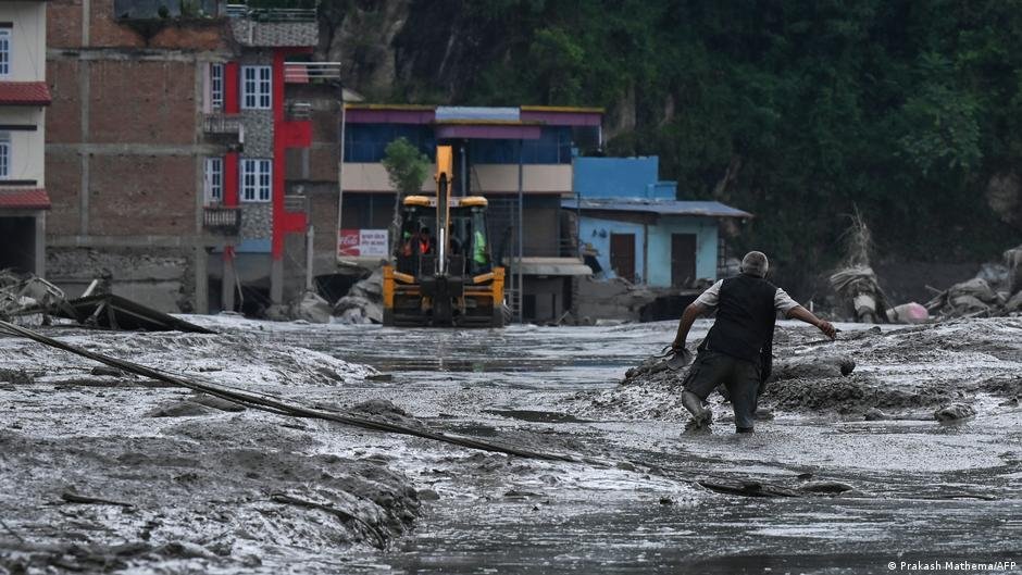 Desastre en Nepal y China: 392 víctimas confirmadas