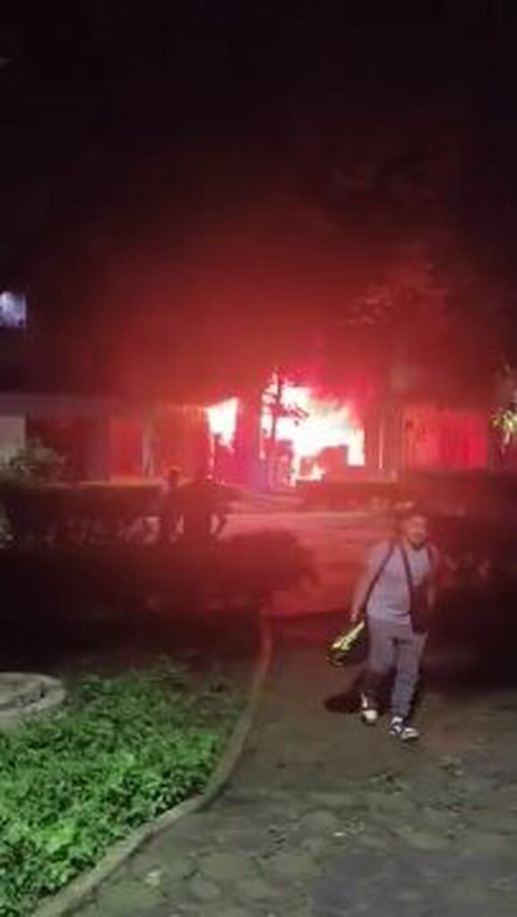Incendio en taller de aparatos eléctricos en Tlatelolco