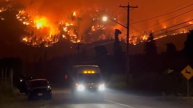 Incendio forestal en Canadá fuerza evacuación de más de 20,000 personas
