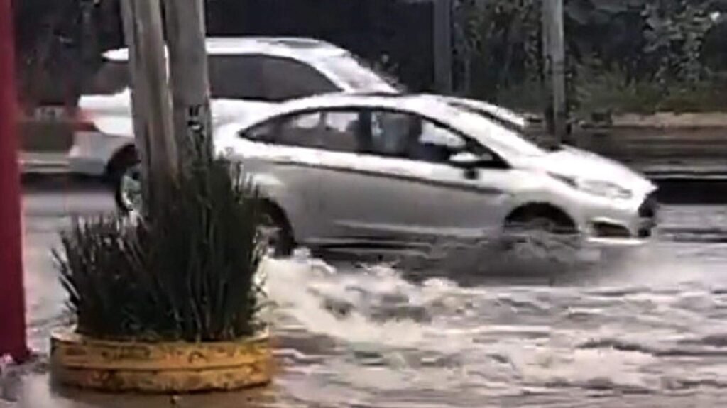 Intensas lluvias en CDMX causan encharcamientos en las principales avenidas