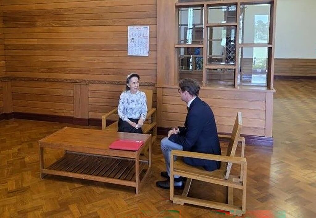 Junta birmana publica imágenes de Aung San Suu Kyi con representante de Cruz Roja