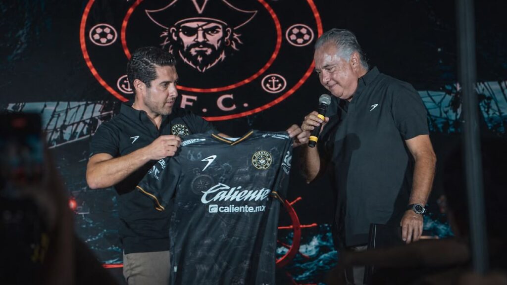 Piratas de Veracruz presentan su innovador jersey para la temporada