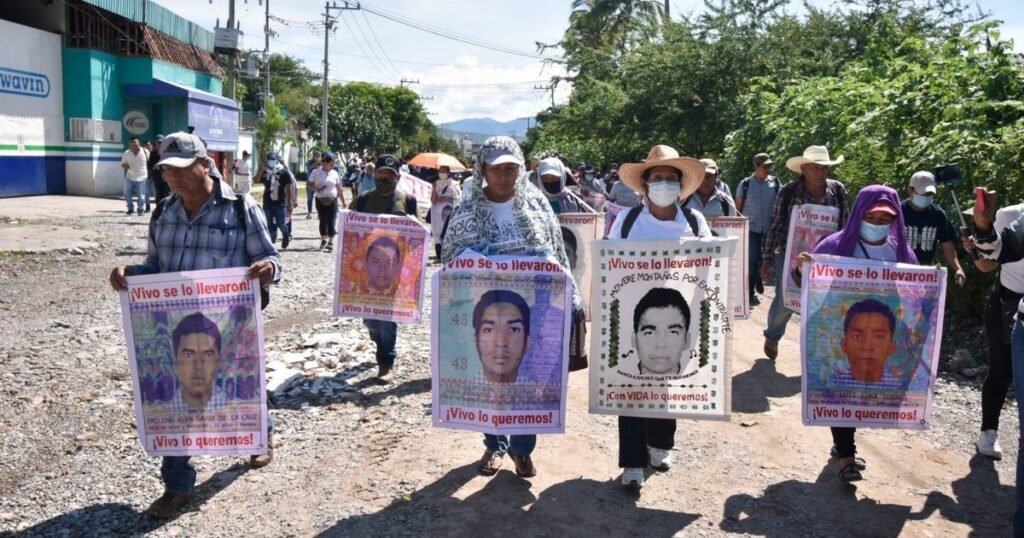 Investigación en Ayotzinapa: 20 bolsas con restos y un crematorio hallado