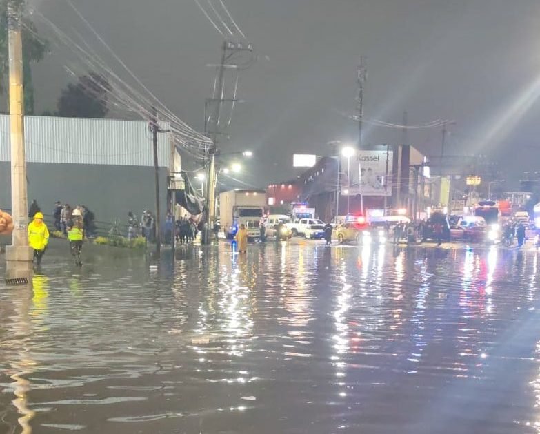 Lluvias inundan Calzada Zaragoza y afectan Línea A del Metro