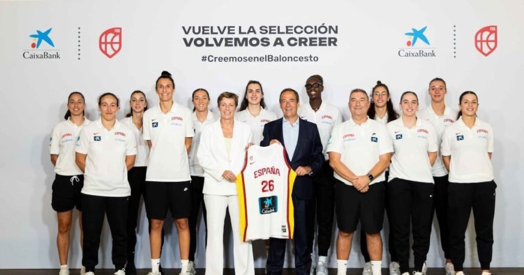 CaixaBank presenta la camiseta oficial del Mundial a la selección femenina