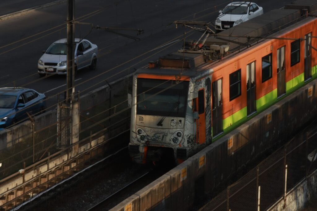 Cierre de estaciones del Metro y Metrobús por Marcha Ayotzinapa 2026