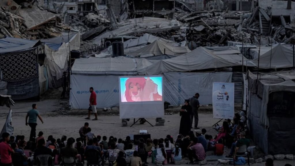 Cine en Gaza: Niños ven ‘El Rey León’ entre las ruinas