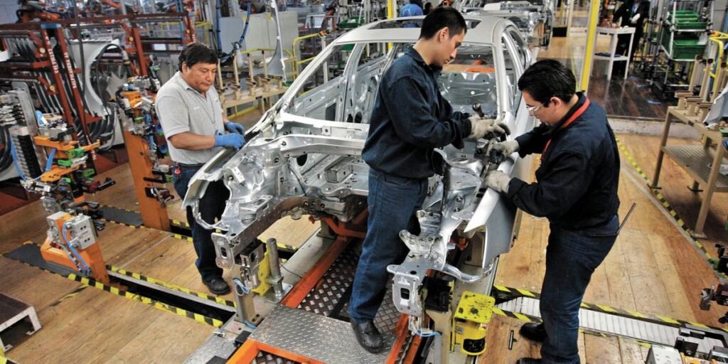Gobierno de Puebla y empresas lanzan plan ante despidos en Volkswagen