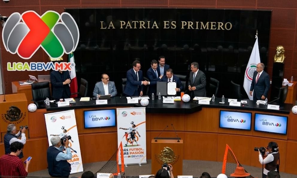 Presentan en el Senado iniciativa para obligar por ley el regreso del ascenso y descenso en el fútbol mexicano Senado presenta iniciativa para regresar el ascenso y descenso a la Liga MX