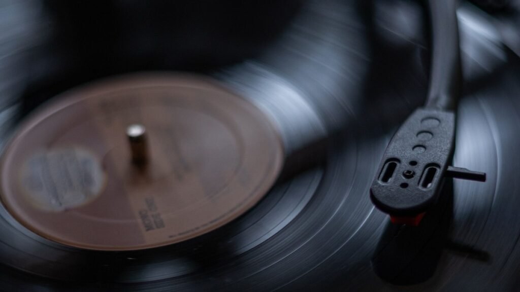 Música hauntológica: La resurrección del vinilo y su sonido nostálgico