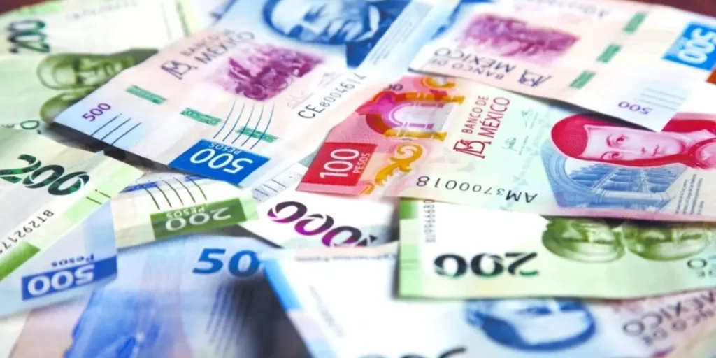 Peso se fortalece ante la caída del dólar en los mercados globales