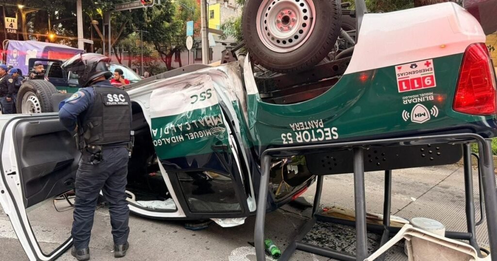 Patrulla vuelca y dos policías auxiliares resultan heridos