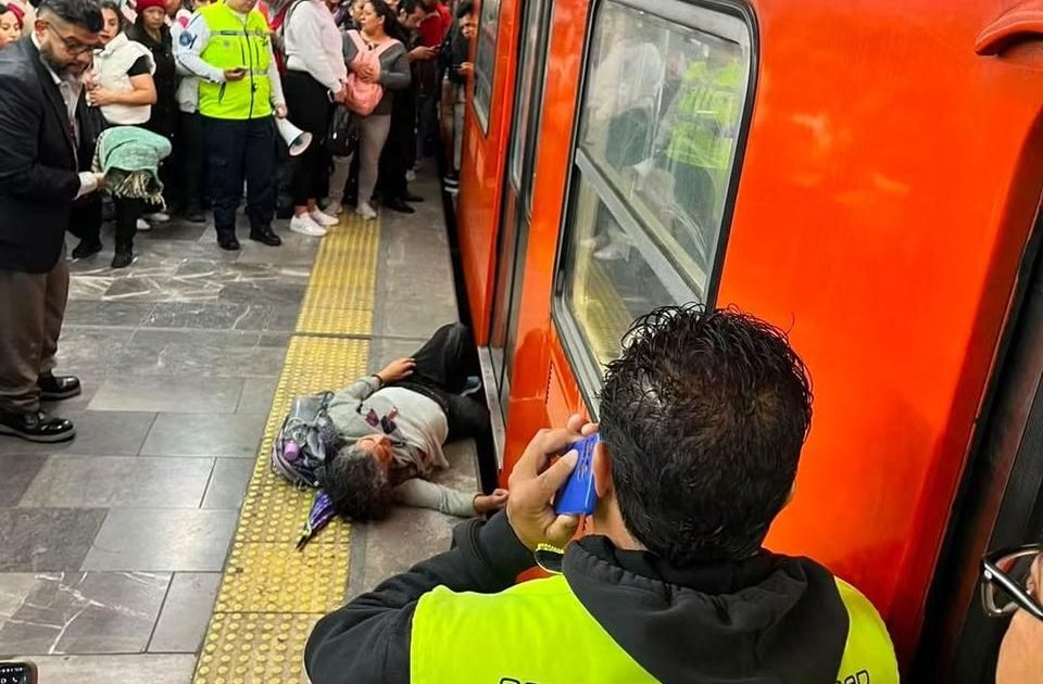 Mujer es rescatada tras quedar atrapada de un pie en el Metro