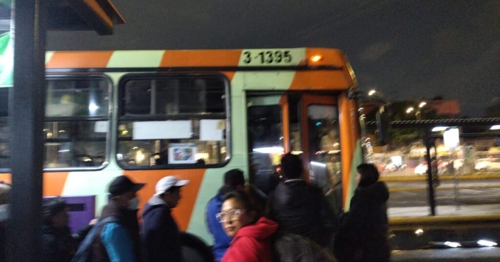 Tren Ligero suspende servicio hacia Tasqueña por falla eléctrica