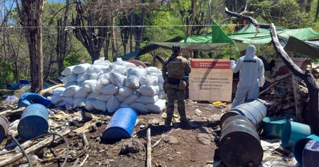 Decomisan 16.8 toneladas de metanfetamina en Sinaloa