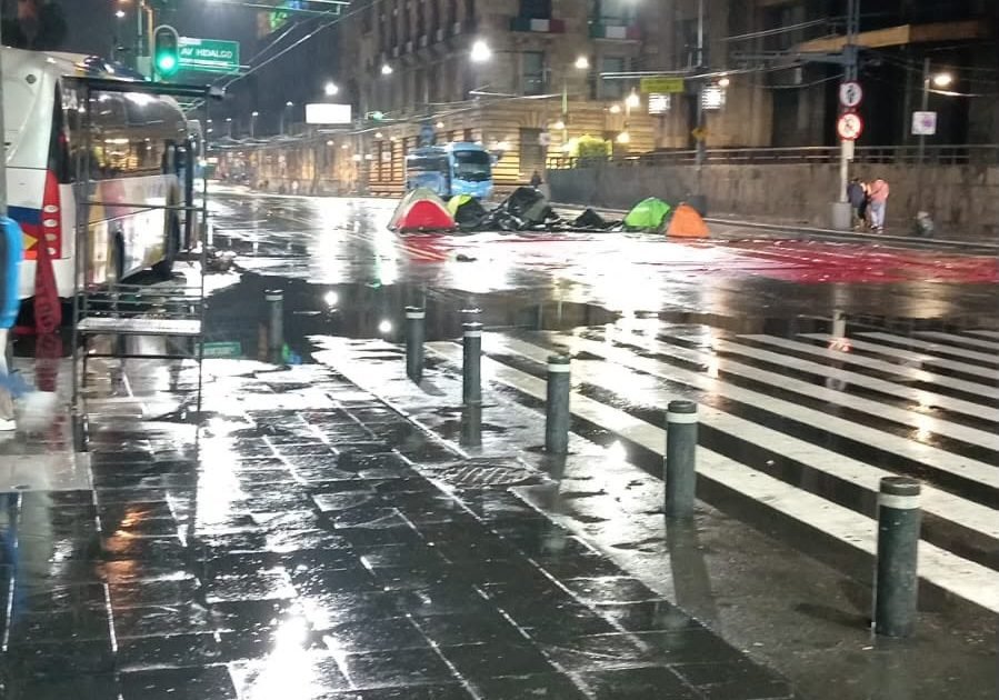 Normalistas mantienen plantón en Eje Central por cuarto día consecutivo