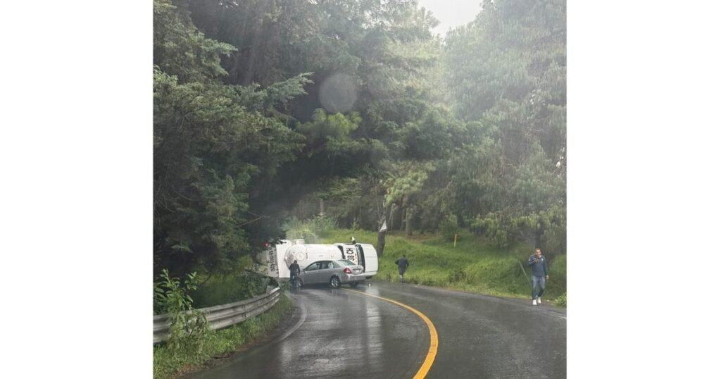 Cierra la México-Cuernavaca por volcadura de pipa en Tlalpan