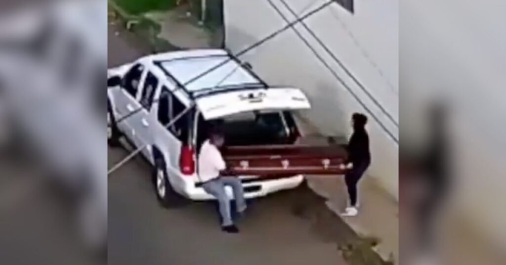 Cadáver hallado en ataúd cerca del Aeropuerto de Uruapan