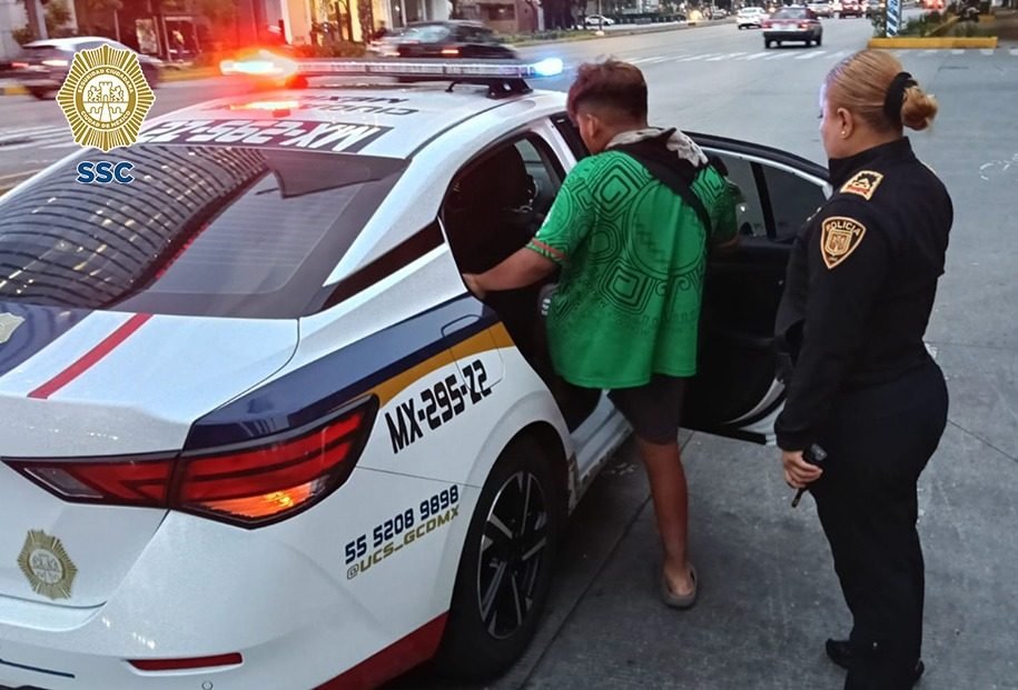 Policía en CDMX rescata a niño perdido y lo reencuentra con su familia