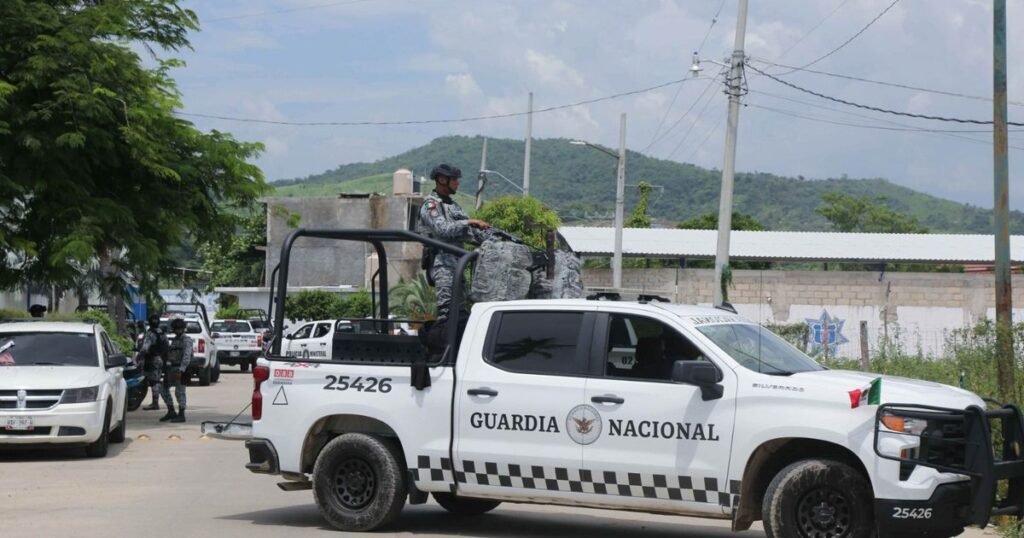 Investigan ataque y secuestro de 29 policías en Guerrero