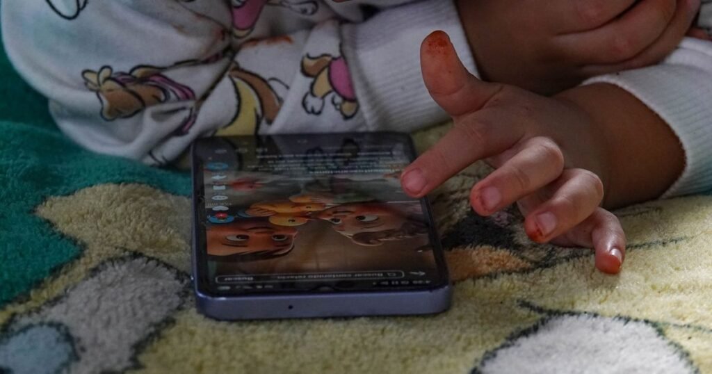Padres critican acuerdo sobre uso de dispositivos en escuelas