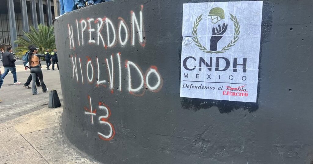 Padres de Ayotzinapa marchan por la aparición de sus hijos desaparecidos