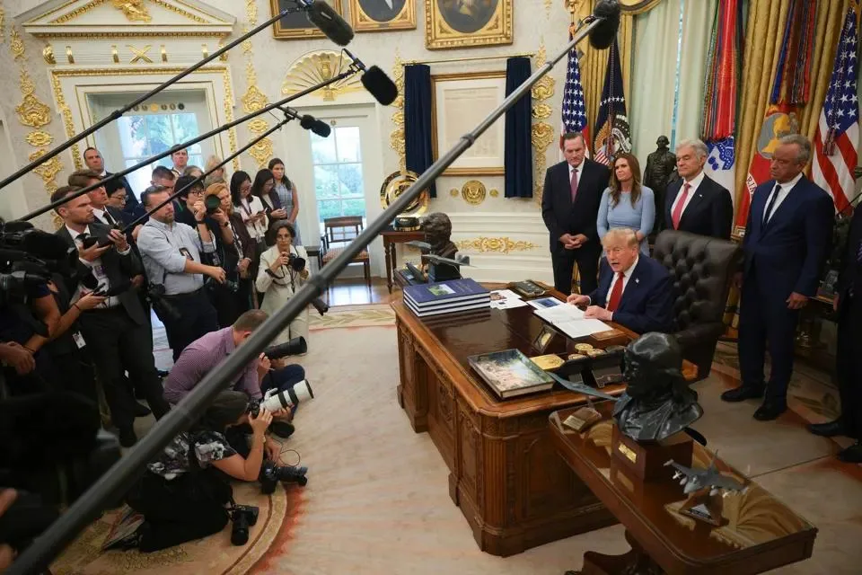 Trump veta a CNN, MS NOW y Politico de la Casa Blanca; grandes cadenas suspenden la cobertura conjunta del presidente Trump veta a tres grandes medios