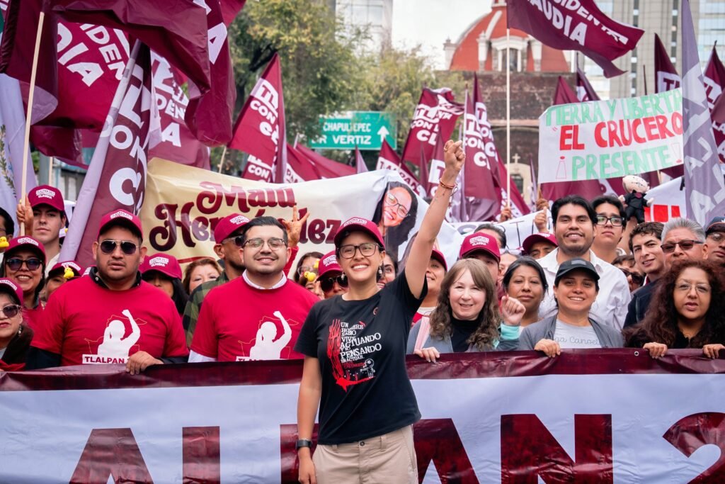 Gaby Osorio encabeza movilización de más de 8 mil tlalpenses al informe de Claudia Sheinbaum Gaby Osorio encabeza contingente de Tlalpan durante el informe de Claudia Sheinbaum en el Zócalo