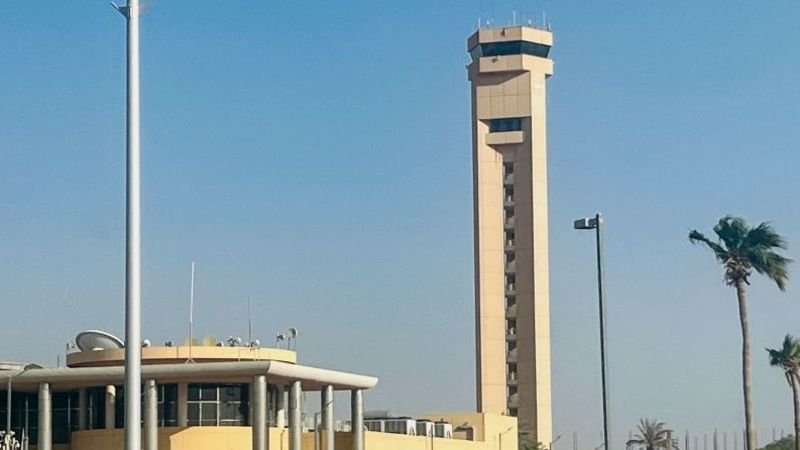Aumenta la tensión: ataques hutíes en aeropuertos saudíes afectan la guerra en Yemen