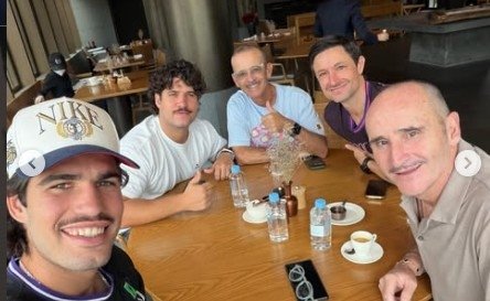 Carlos Alcaraz lidera al Mostacho Team con estilo y buen humor