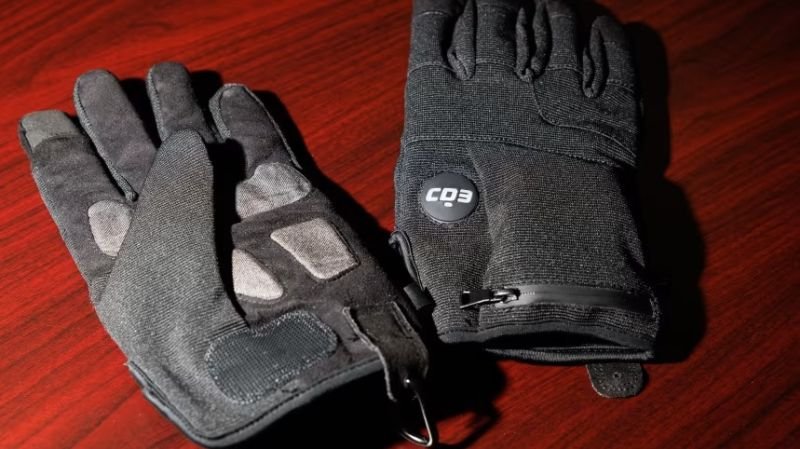 Impacto de los guantes de choque de ICE: dolor y miedo en el manejo de detenidos