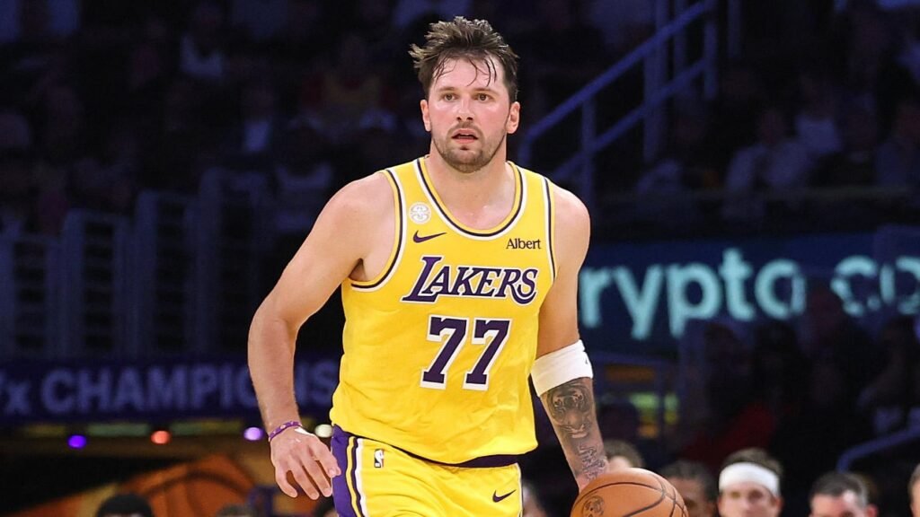 Luka Doncic anota canasta imposible y guía a Lakers a la victoria