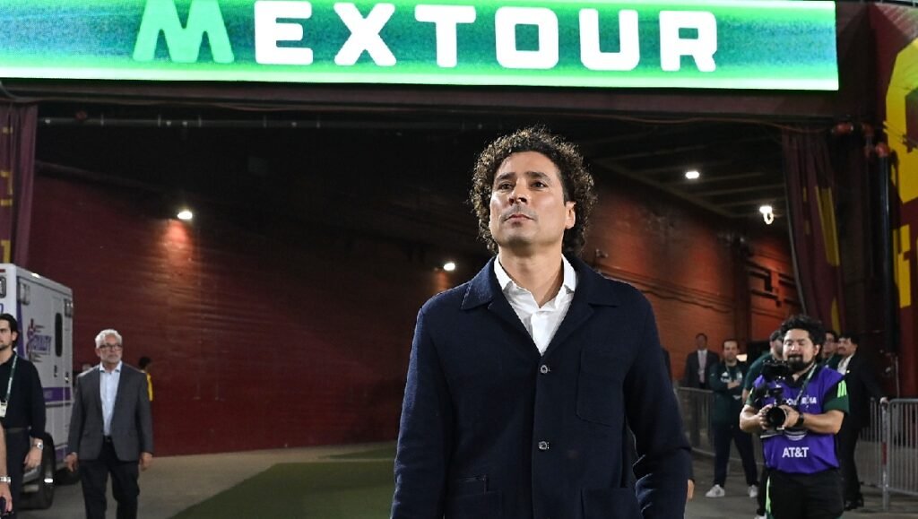 Memo Ochoa recibe emotivo homenaje en el Memorial Coliseum