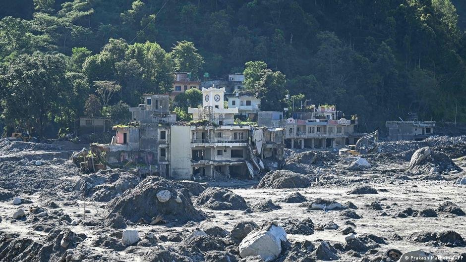 Nepal salva a más de 320 personas tras inundaciones recientes