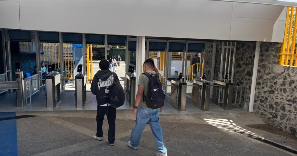 CCH Sur suspende clases por daños en torniquetes de acceso