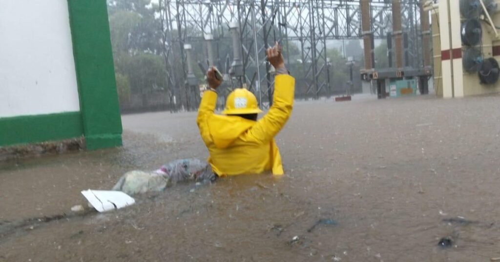 Huracán Simón deja sin luz a 12 municipios de Guerrero