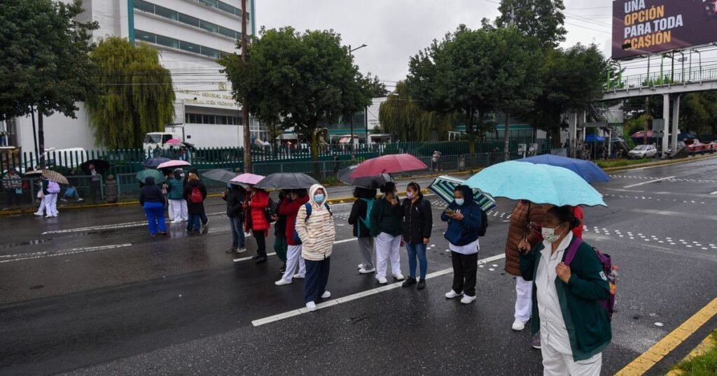 Trabajadores del IMSS bloquean cuatro puntos en CDMX por demandas laborales