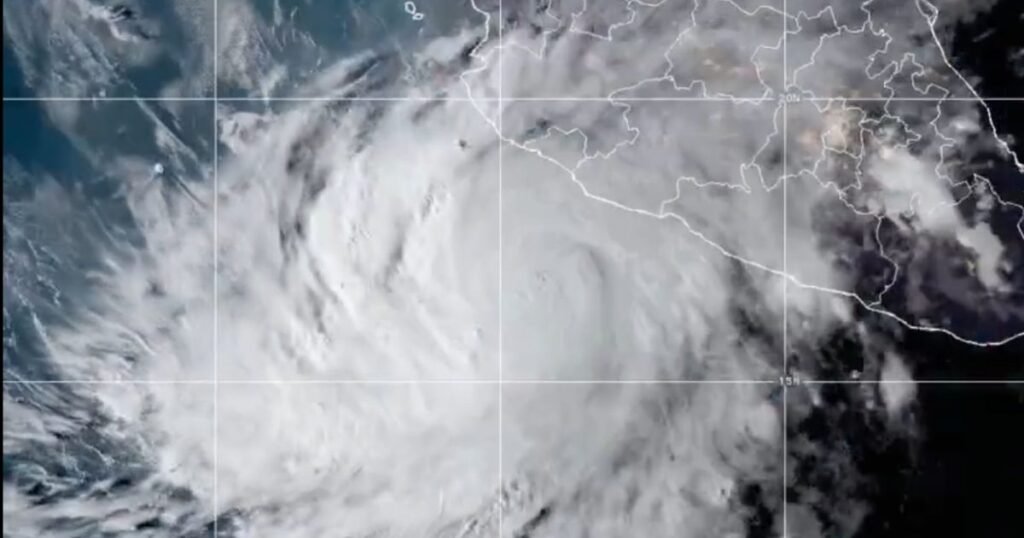 Huracán Simón se intensifica a categoría 4 y avanza al Pacífico